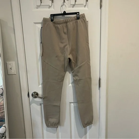 NWT men’s essentials sweats - Picture 5 of 6